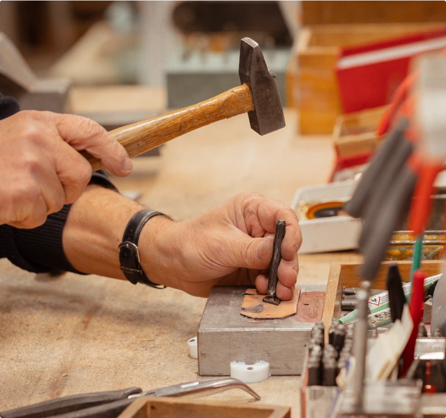 Poinçonnage d'un outil de finition pour le cuir de l'entreprise REGAD