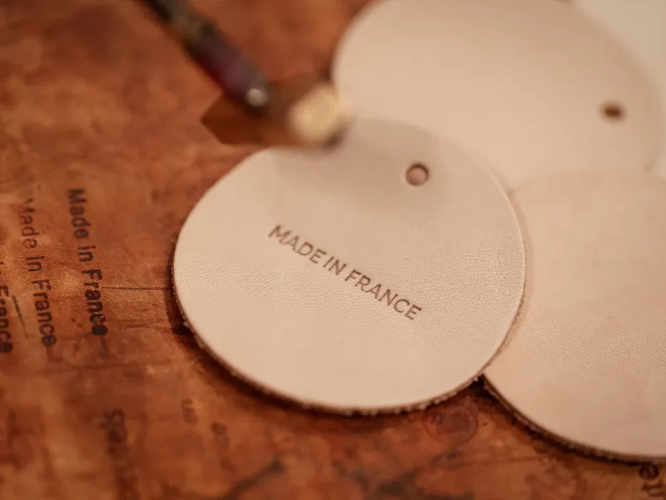 Marquage du cuir avec l'intitulé Made in France