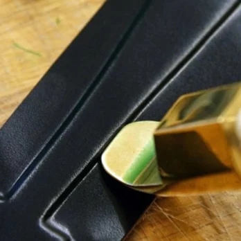 utilisation fer mailloche sur du cuir