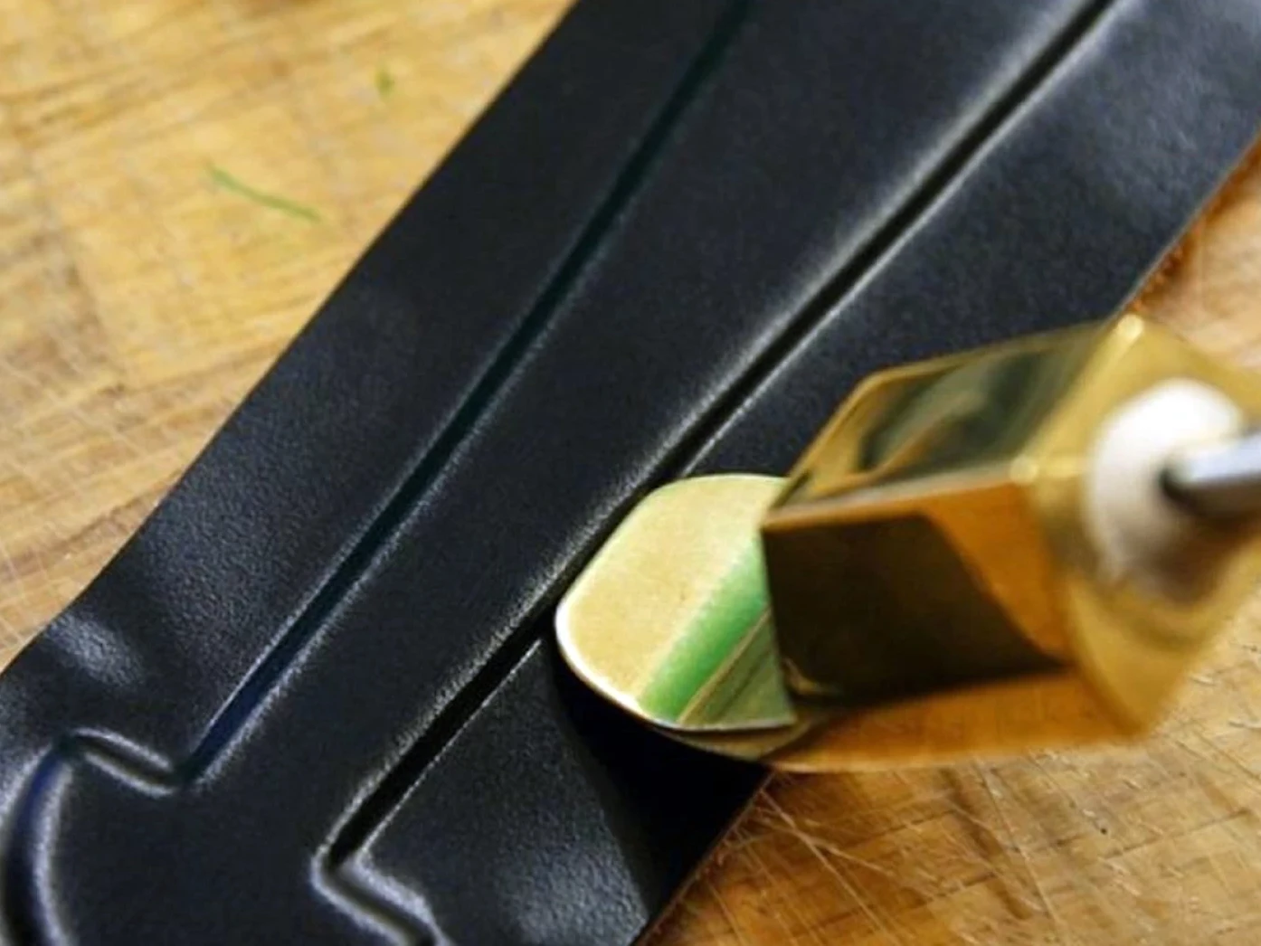 utilisation fer mailloche sur du cuir