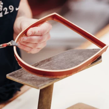 travail du cuir avec fer maroquinier regad