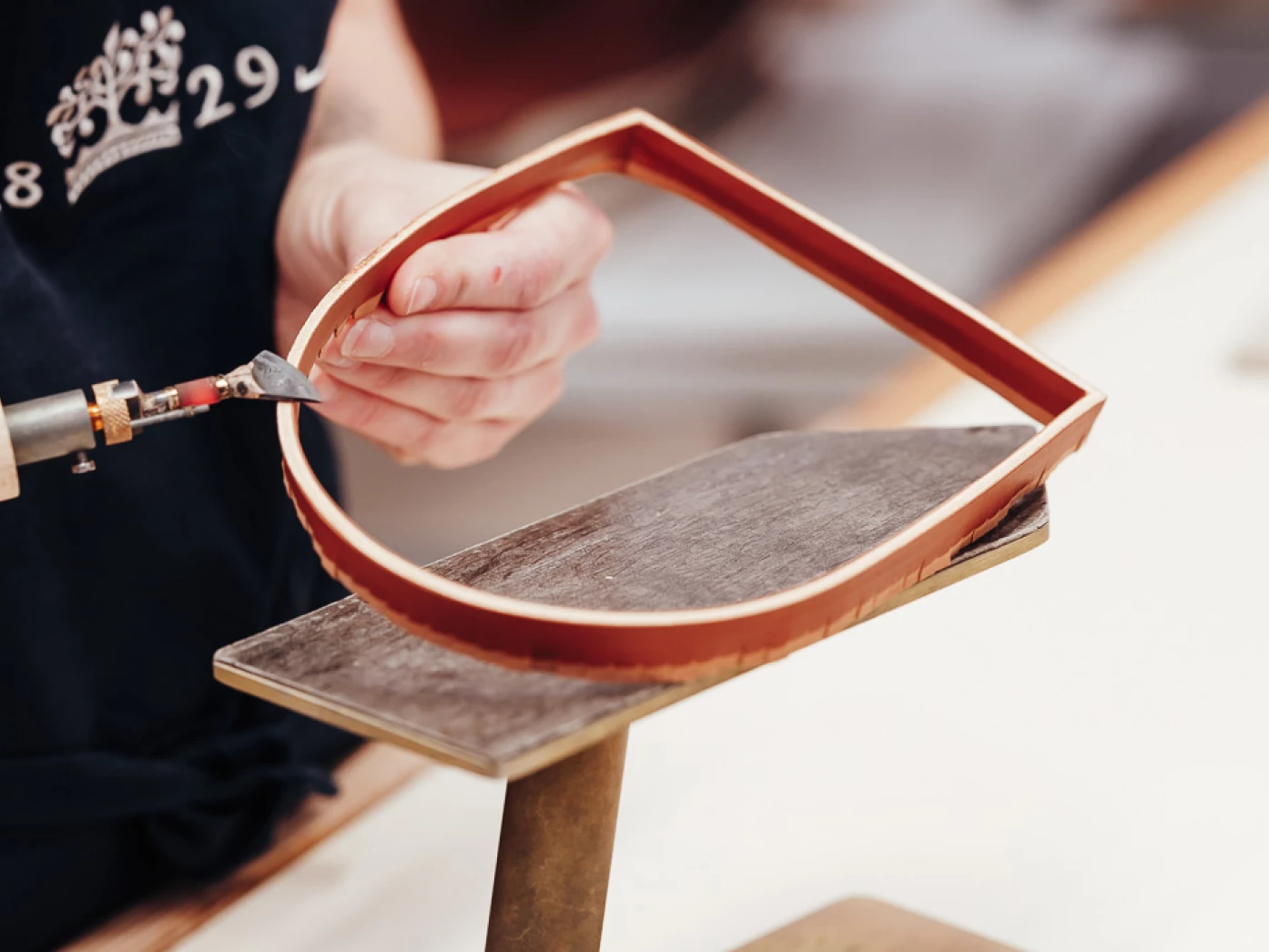 travail du cuir avec fer maroquinier regad