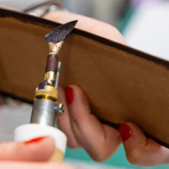 travail du cuir avec un fer maroquinier regad