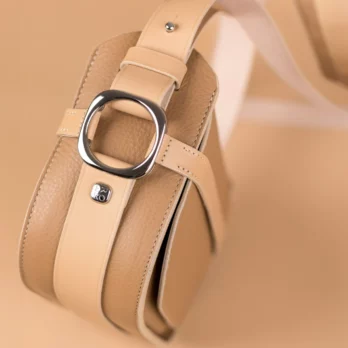 sac en cuir avec finition par les outils regad