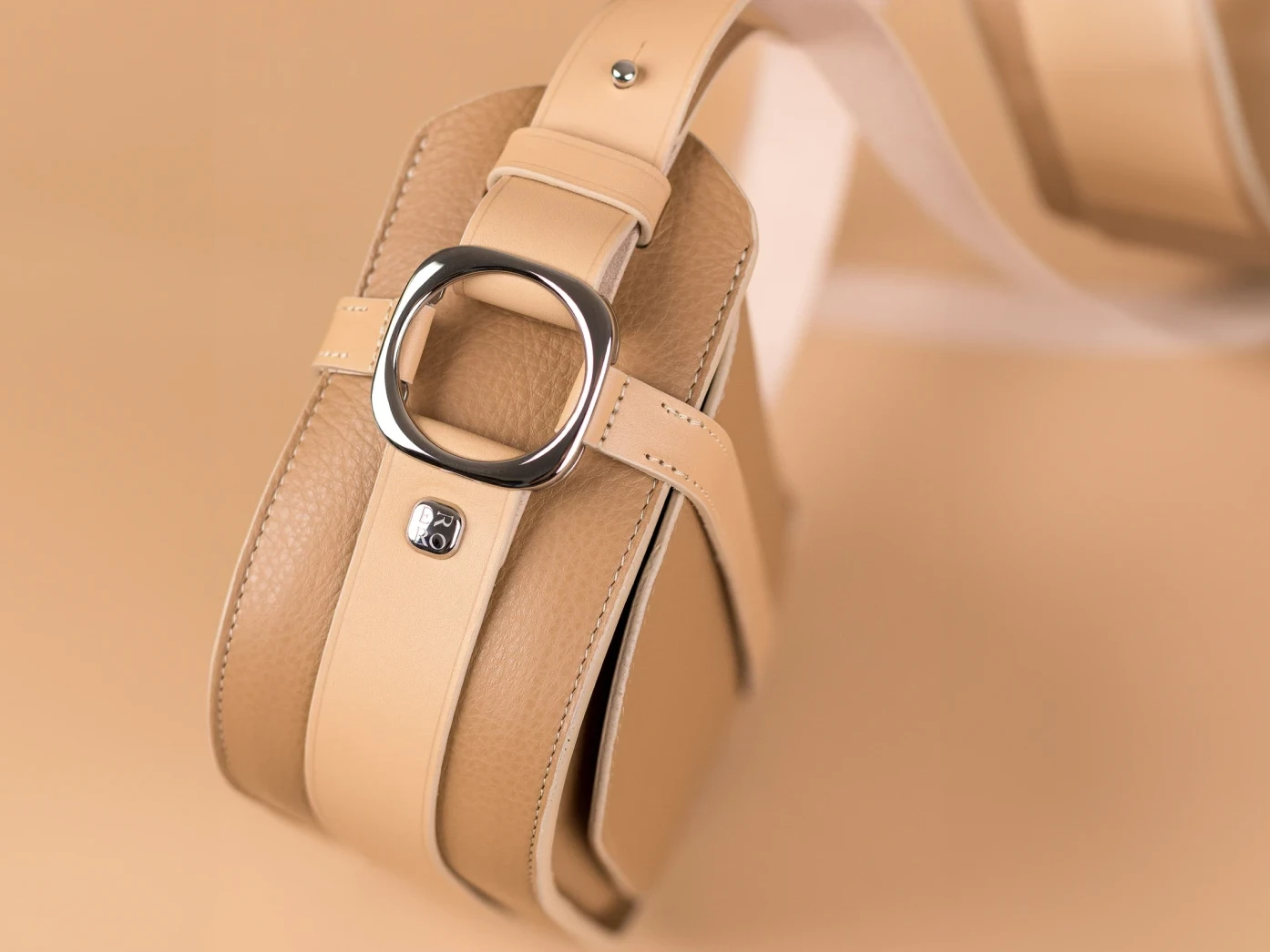 sac en cuir avec finition par les outils regad