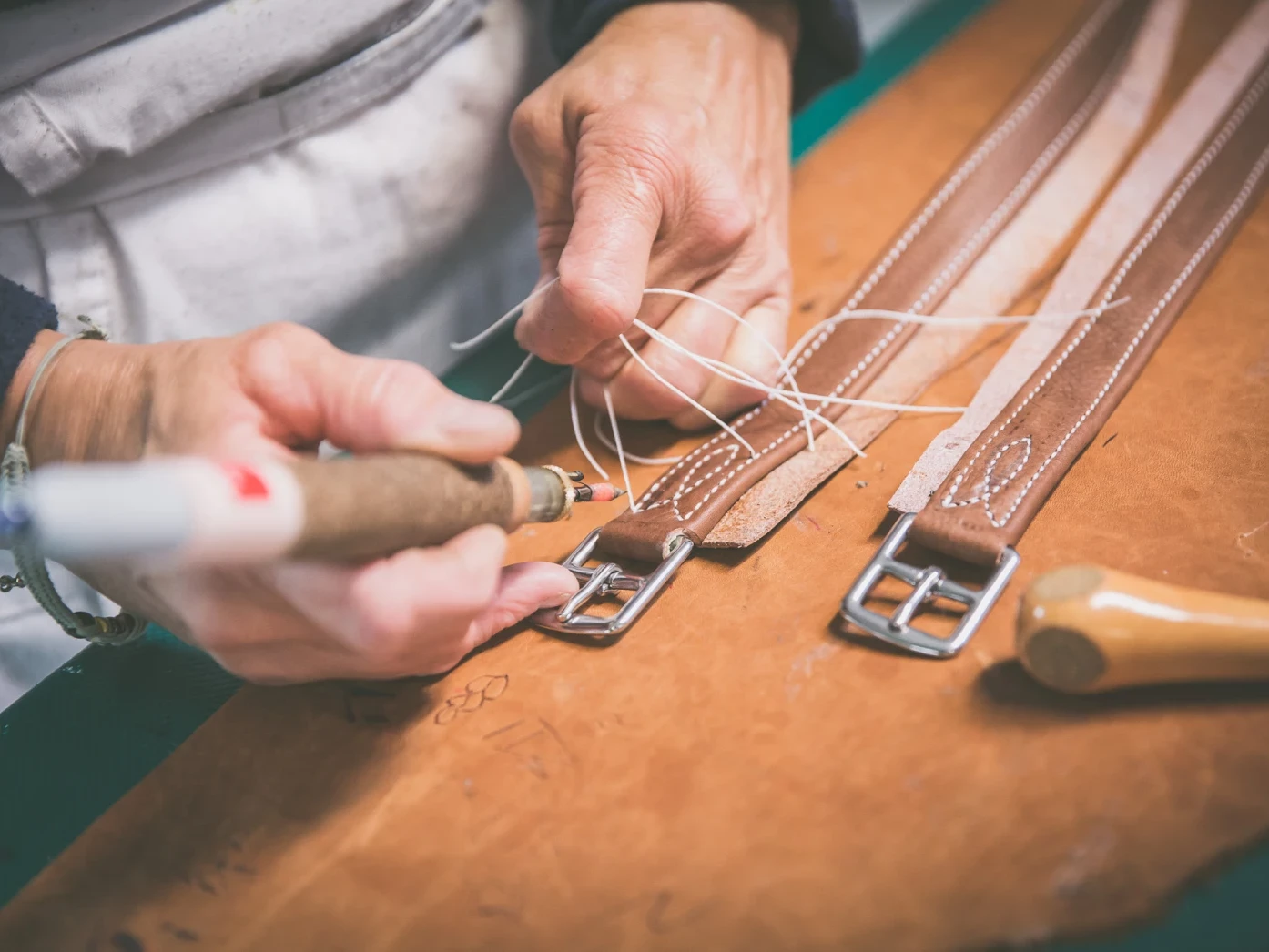 utilisation du manche maroquinier sur ceinture cuir